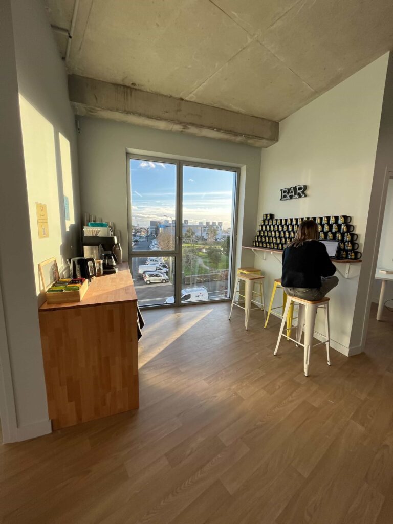 DV angers 4 espace de coworking digital village angers bureaux entrepreneurs salle café